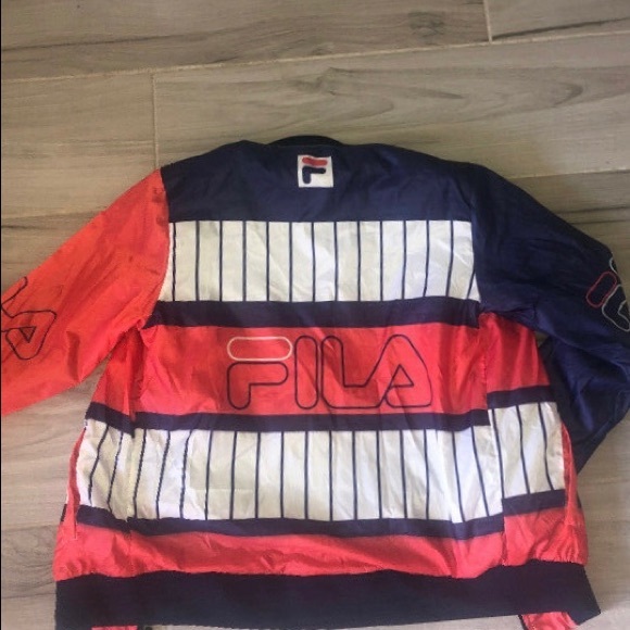 FILA WINDBREAKER FITS LIKE A SMALL - Picture 2 of 2